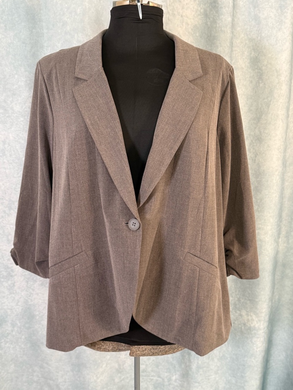 Relaxed fit women’s blazer with cropped tie sleeves grey